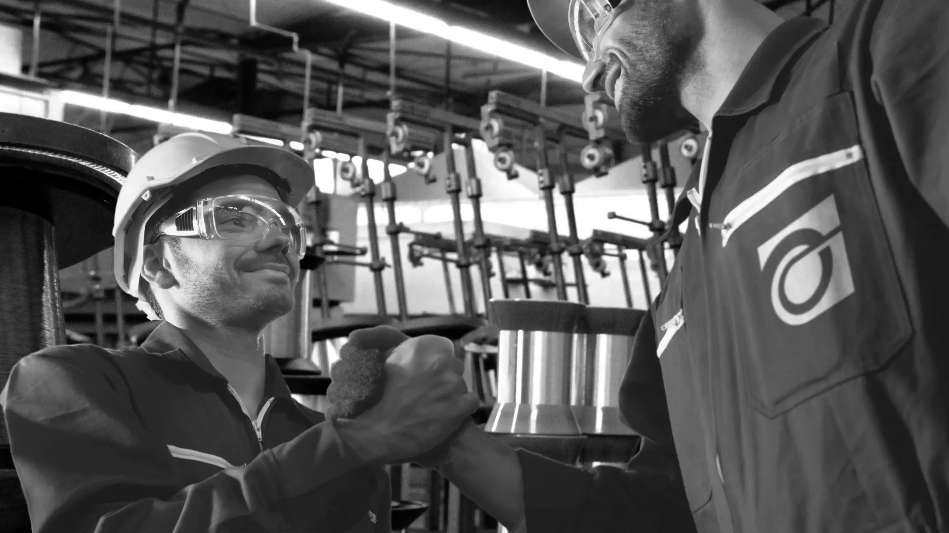 Zwei Mitarbeiter der BenderWire Group in Arbeitskleidung